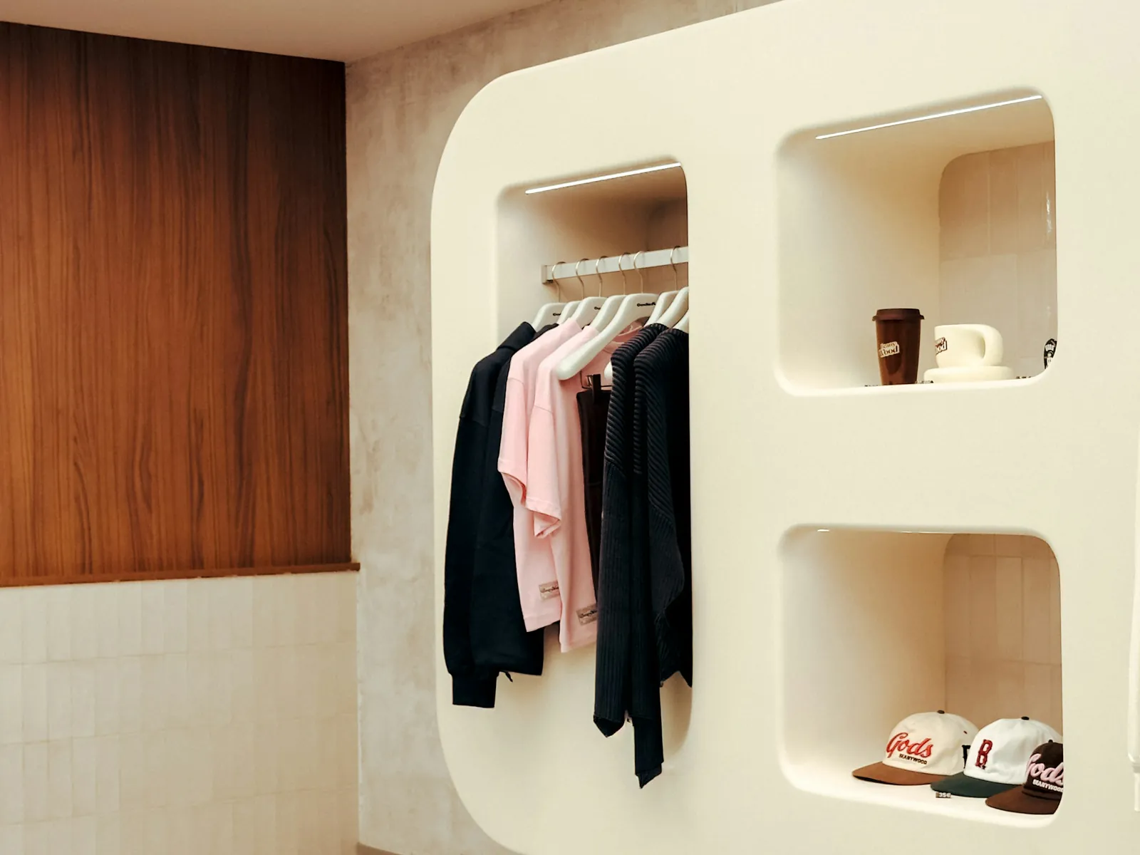 Retail display wall with curved built-in niches